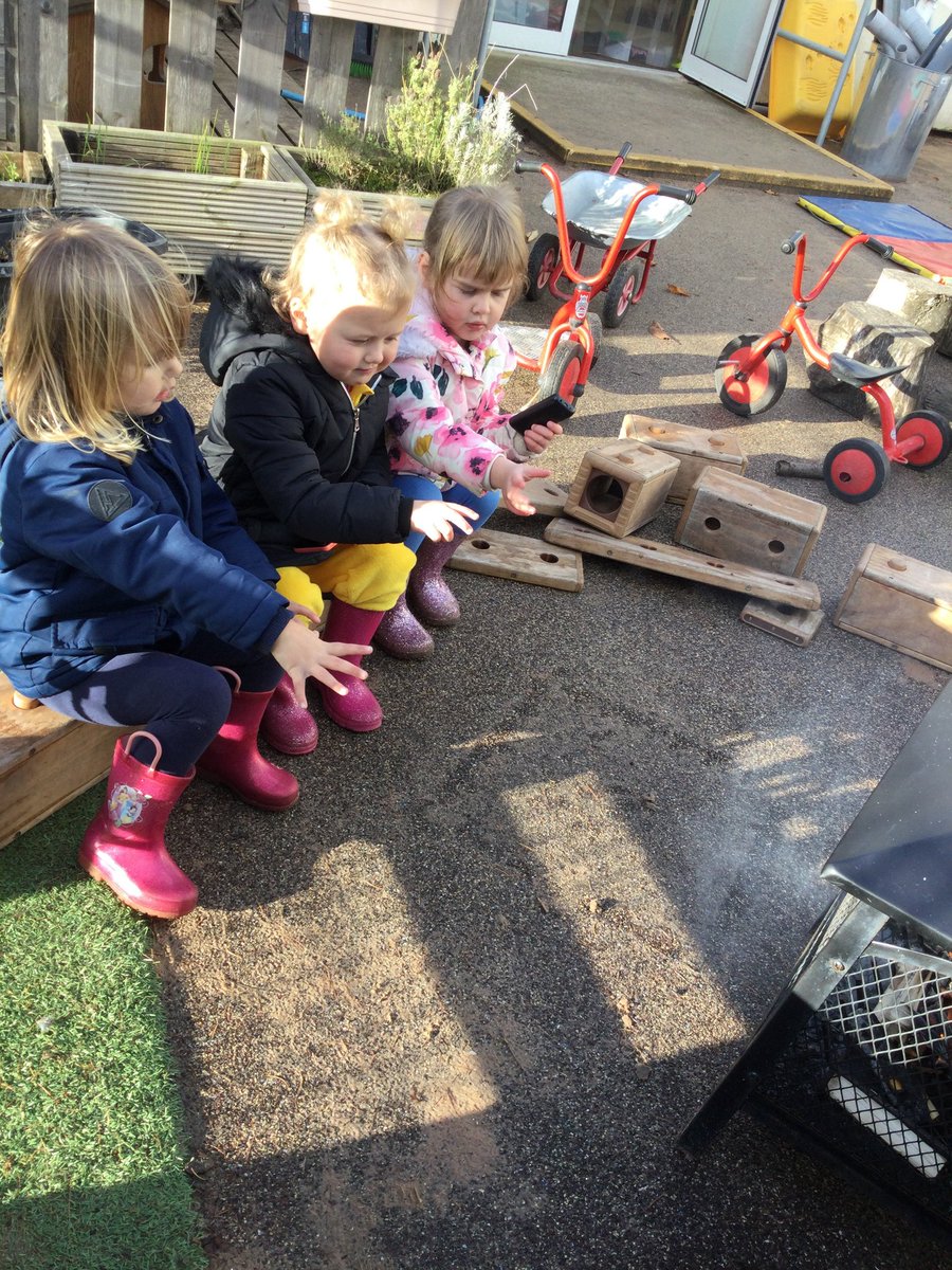 friockheimpg's tweet photo. Is there anything better than a cosy fire on a cold, November day? 🔥
The children all showed excellent risk assessment skills and understood how to keep themselves safe. 
"We better not get burnt!"
"We'll need to phone the fire brigade!" 🚒👨‍🚒🔥
#AngusEY #FriockPG https://t.co/OEHXIS6h0M