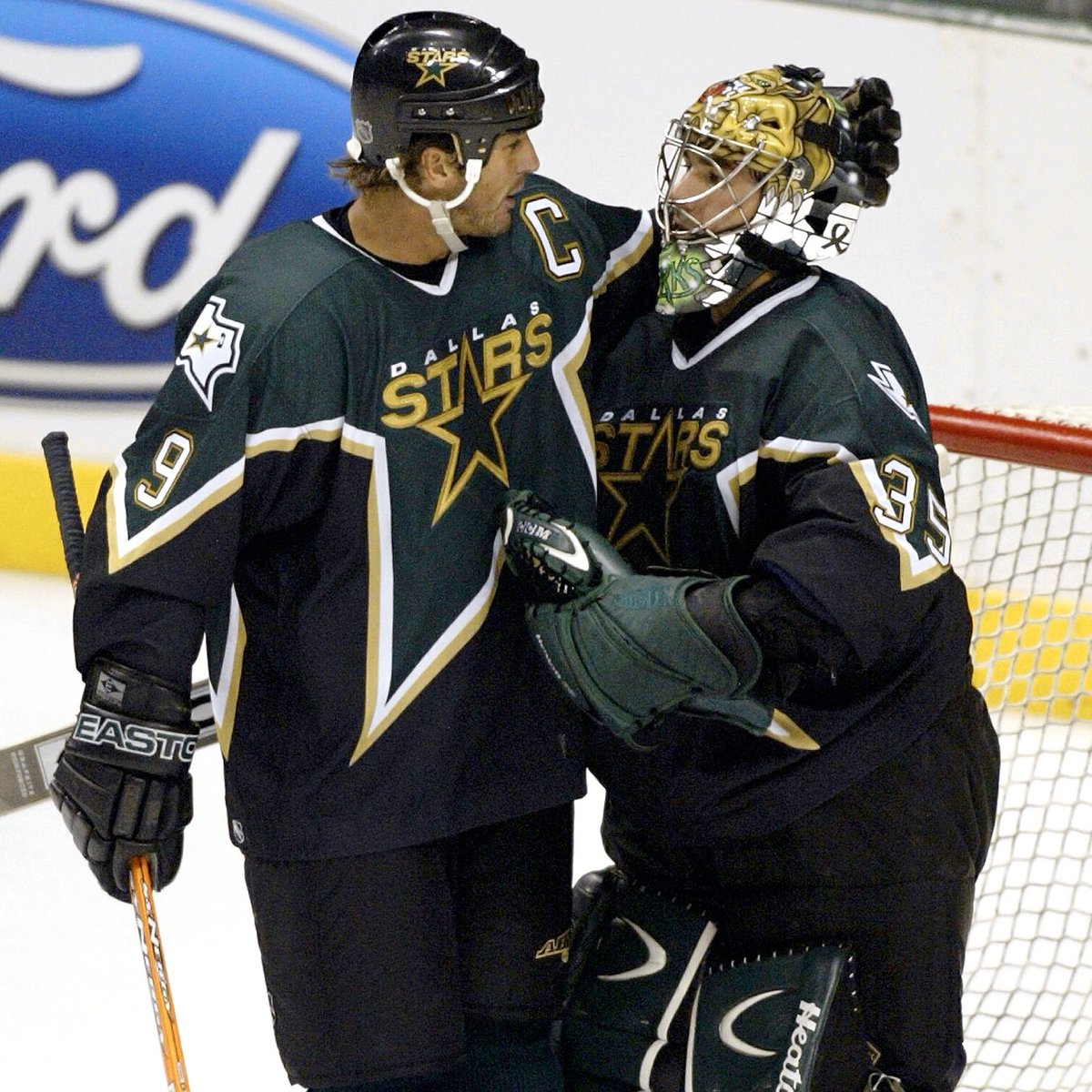 DallasStars's tweet photo. Always remember: Hug your goalie 🤗 https://t.co/3flFehzR8n