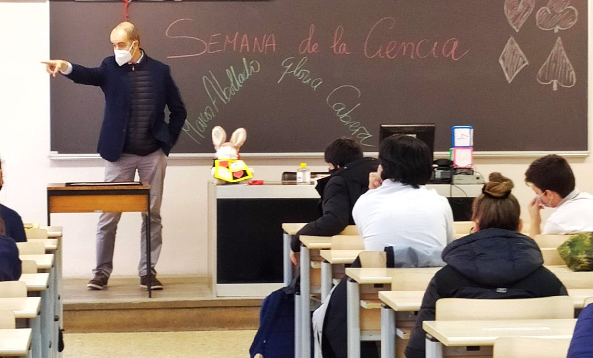 Logrado y feliz del resultado, de inquietar a los alumnos con el pensamiento crítico, postverdad, ciencia y estadística en una conferencia para colegios en #SemanaDeLaCiencia
