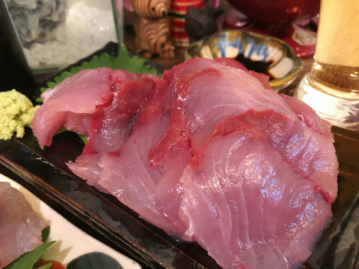 魔女っこれい 今朝 釣り上げたワラサ 心臓 胃袋 肝臓は湯引きして大根おろし 柚子胡椒 ポン酢で 豚モツから一切の臭みを消し美味しさと歯応えだけ残したみたいだな 刺身もうま が 私の切り方が下手 あと皮 勿体無い事をした うろこを落とし切れ