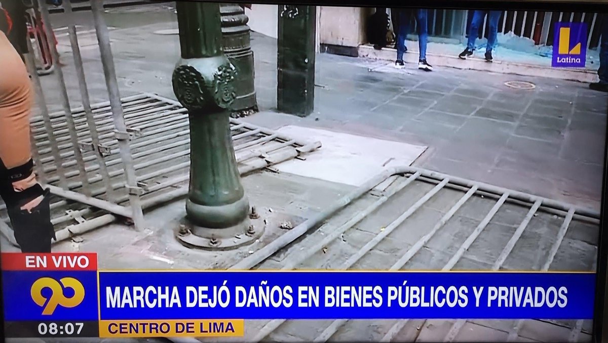 Personas con heridas mortales, cientos malheridos, gaseados y golpeados, pero la tele se preocupa por dos rejas caídas. 

APAGUEN LA TV.