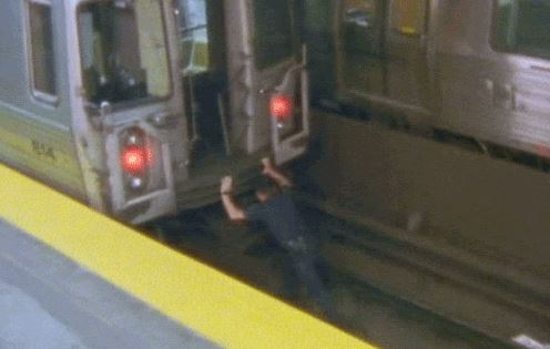 On va donc soit pousser le train en panne, soit le tirer. Pousser : un train derrière va venir s'accrocher au train en panne et le pousser. Tirer : un train va venir devant, s'accrocher et tirer le copain. Vous n'imaginez pas ce que chacune de ces phrases impliquent en sécu.