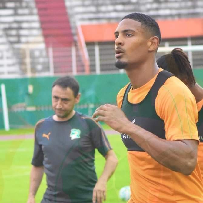 SciabolataFFP's tweet photo. Un po' a confermare il discorso dell'altro giorno, #Haller subentra dalla panca contro il Madagascar e segna il gol del 2 a 0, risultato poi decisivo visto il gol di #Voavy a fissare il risultato sul definitivo 2 a 1.
"Acquisto" capitale, per una Nazionale come la Costa d'Avorio. https://t.co/QIGf7Sh6ZA