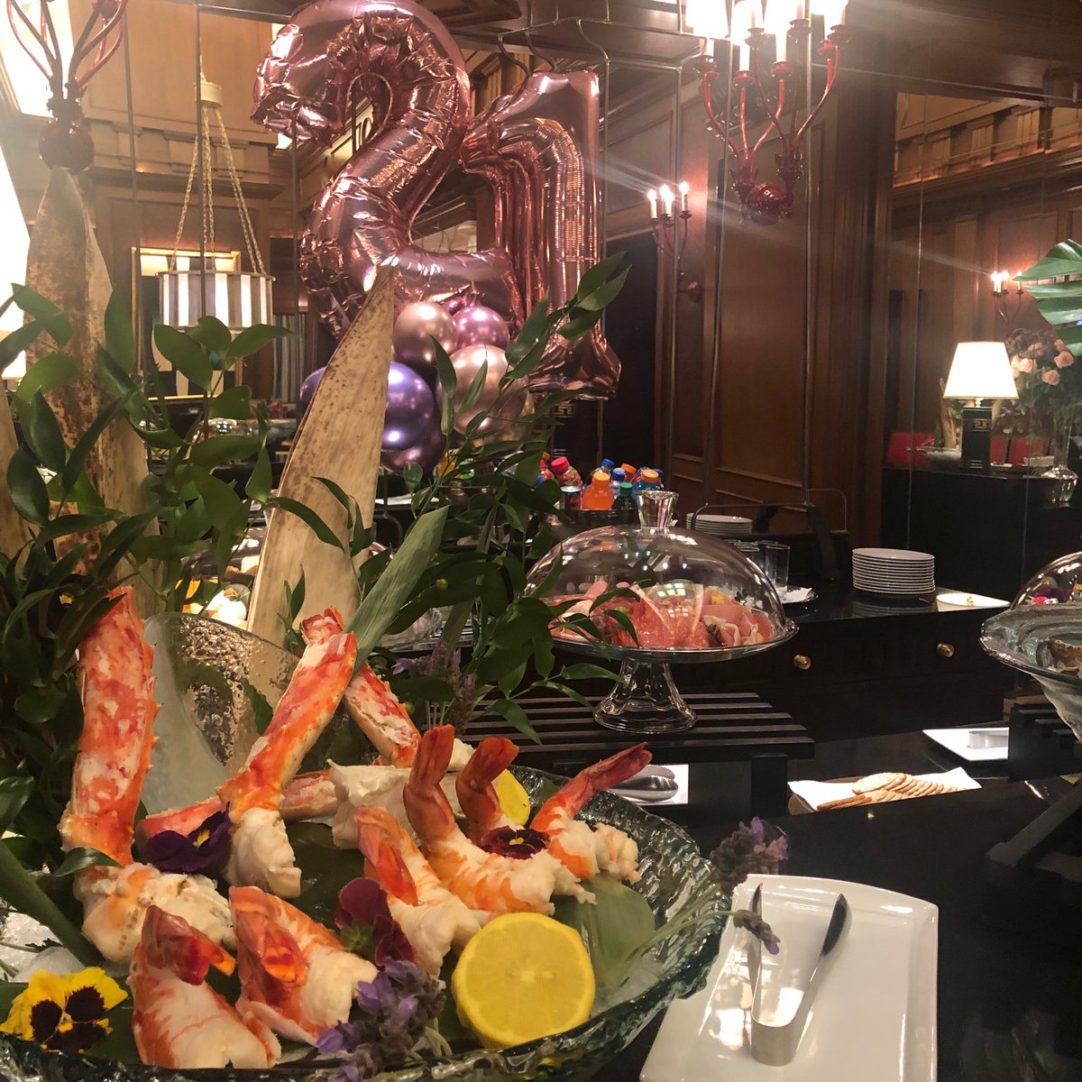 AdamJonMiller's tweet photo. Happy Friday from the Villas ⁦@CaesarsPalace⁩ https://t.co/D9WY9uvOzo