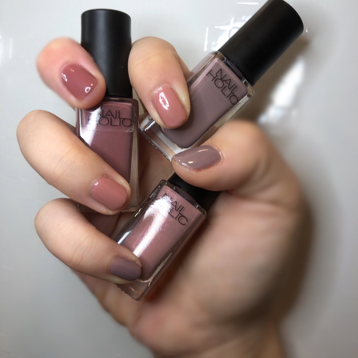 entotsu_cosme's tweet photo. ネイル塗り塗り😚💕 NAIL HOLICの3色をベタ塗り〜！
グレージュとくすみピンクは若干微妙か…🤔？あずきとくすみピンクの相性かわ〜😍！あずきとグレージュも合うのよね〜欲張りすぎた😂笑

#セルフネイル #NAILHOLIC #BE304 #RO602 #BE807 https://t.co/WHoNJiCCAN