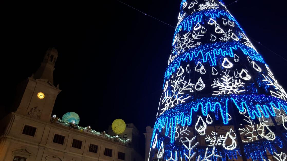 reusdigitalcat's tweet image. L'ENQUESTA de #Reusdigital. Cliqueu per votar-hi! Enguany, creieu que fa bé l'Ajuntament de #Reus de gastar-se diners amb l'enllumenat nadalenc? reusdigital.cat/enquestes/engu…