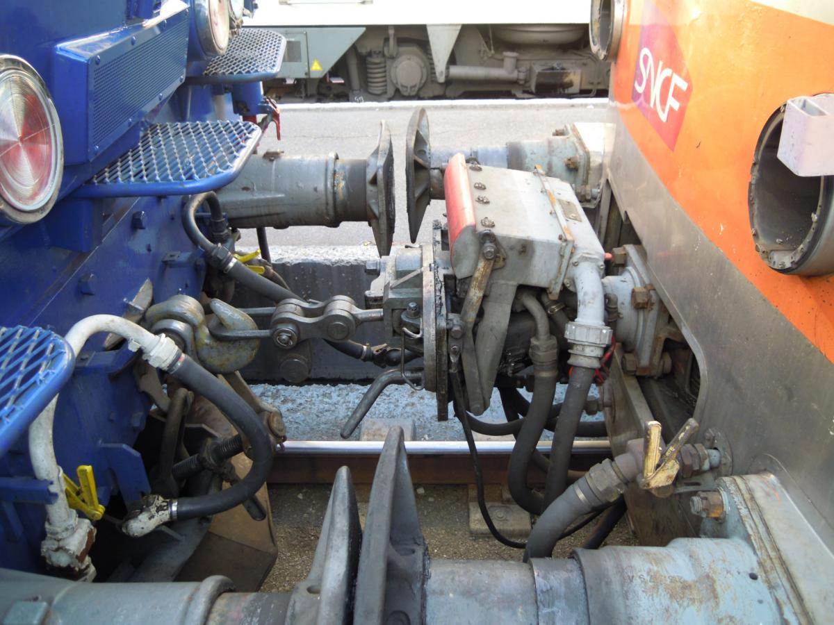 Mais là on va « greffer » un train sur un train, les deux étant bien souvent de constructeurs et/ou structure totalement différentes qui de fait ne parlent pas du tout la même langue (techniquement, électroniquement et informatiquement très différents).