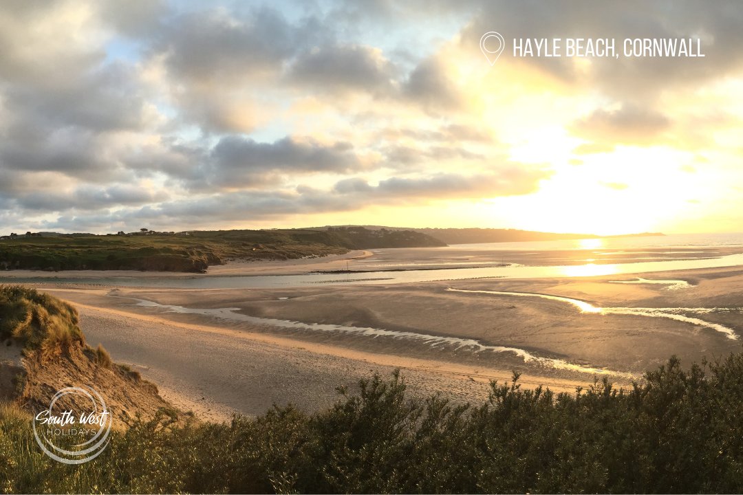 We're just going to leave this little dose of Hayle Beach in #Cornwall here to get you through the second weekend of #Lockdown2... what a view! 👌🌊