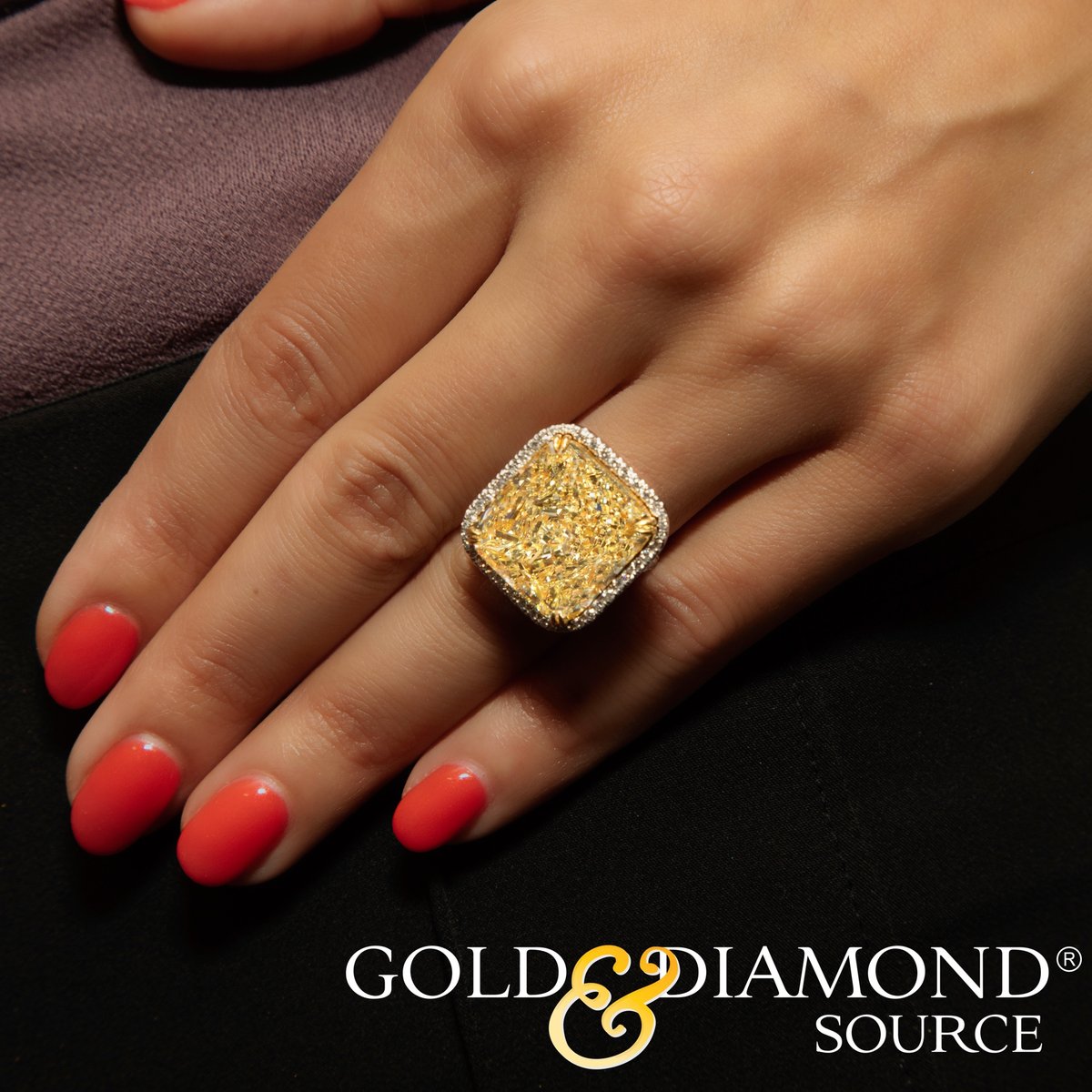 goldanddiamond_'s tweet photo. We carry all different fancy color yellow diamonds, from canary yellow to intense fancy yellow 💎.
#engagementring #diamondring #diamonds #engagement #giacertified # #yellow #gold #wedding #ido #fancycolourdiamonds #radiantcut #diamondengagementring #GoldandDiamondSource https://t.co/TP70LqhHSP