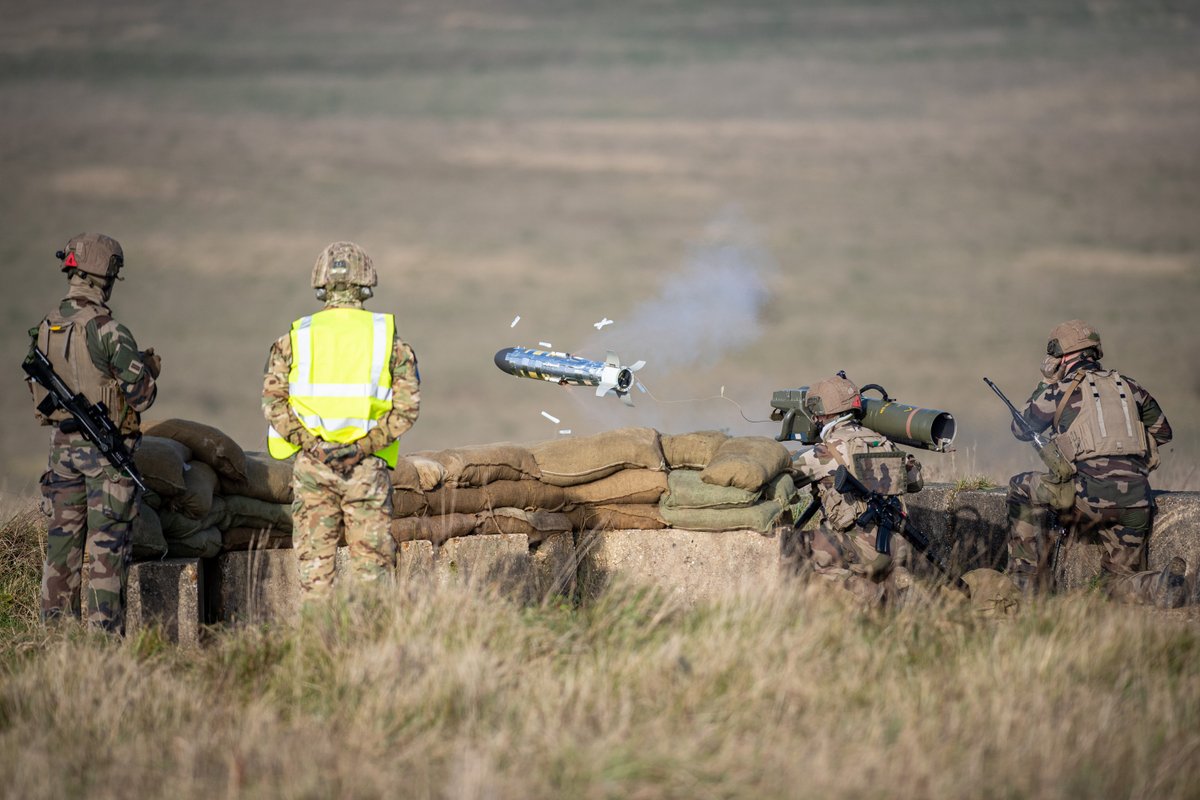 BritishArmy's tweet photo. Soldiers from @16AirAssltBde and @2REPOfficiel train together on Salisbury Plain, Wiltshire, on Ex Wessex Storm. Understanding the capabilities and tactics of both Armies helps the troops to work together better and strengthens the bonds between the two forces. #BeTheBest https://t.co/dzIZ7PDjg5