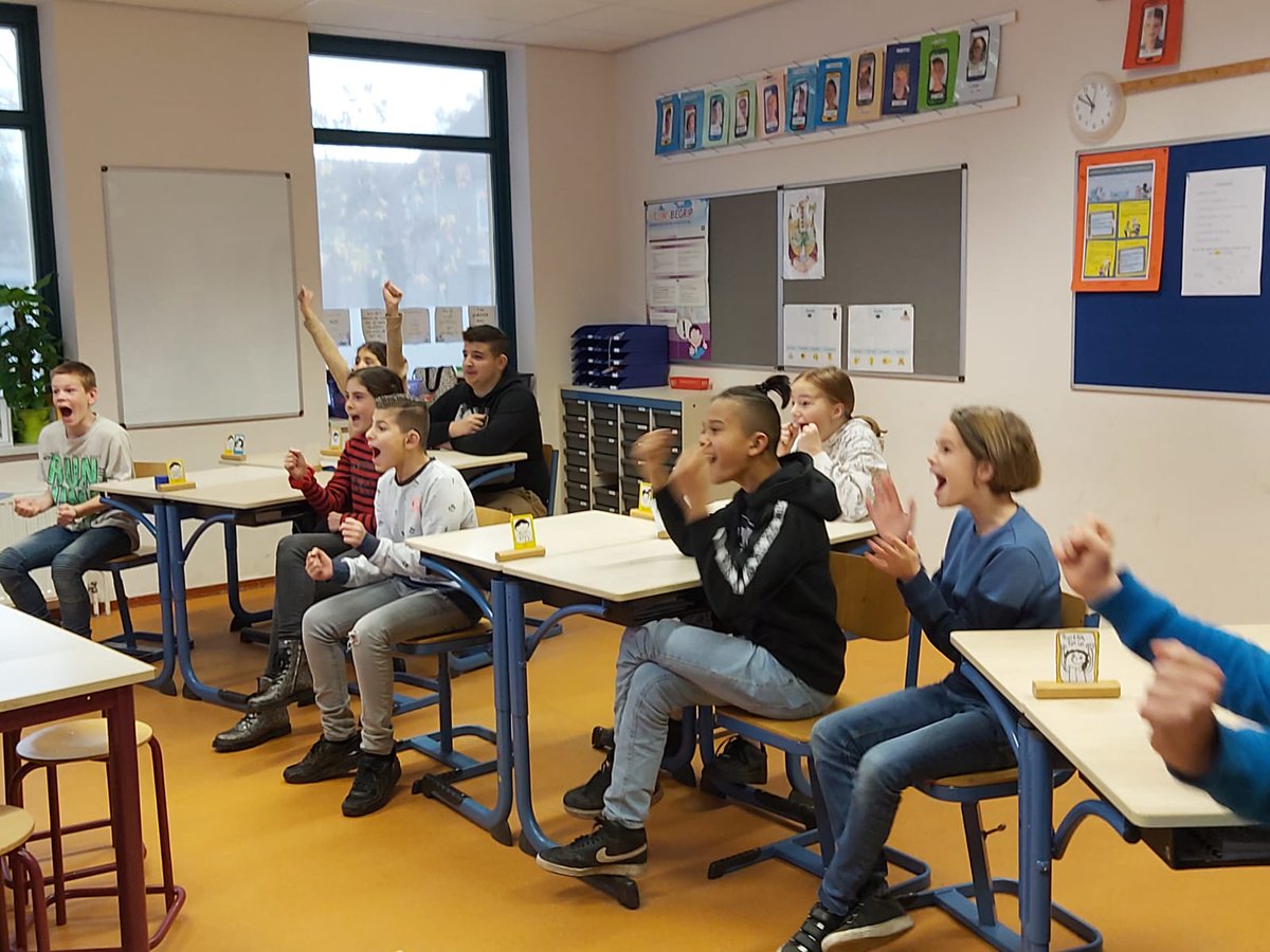 A.s. maandag om 13 uur wordt bekend gemaakt welke klas zich de winnaar van Media Masters 2020 mag noemen. Zal het deze klas van juf Nikki (<a href="/KentalisTalent/">Kentalis Talent</a> Vught) zijn? Aan hun enthousiasme zal het in ieder geval niet liggen! Kijk op bit.ly/3eUFJrR 
#toegankelijkheid #ngt