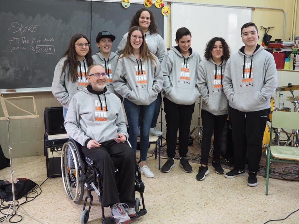5patosband's tweet photo. Sempre al nostre cor 🎤🎼🎹🎺🎷🎸🥁. Ens vas ensenyar algo mes que música, ens ensenyares respete, dedicació y complicitat. Vas crear algo mes que un grup, creares una xicoteta familia que sempre et tirarà de menys. #jazzlivesforever #5ducksjazz https://t.co/TZFdWlb0oP