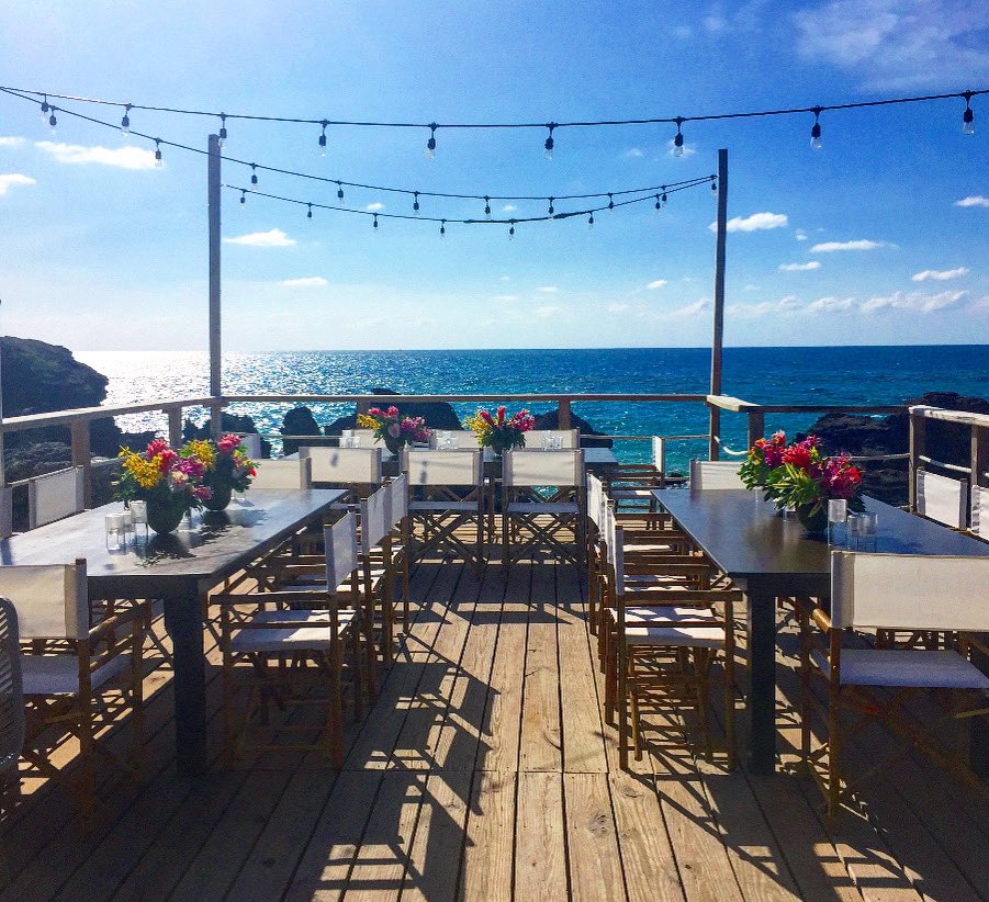#Dinner with a #view 👌 Who are you bringing to dine with you at #TobaccoBay? Tag them below! 
#bermuda #vacation #fbf 
Decor by: @dasfete