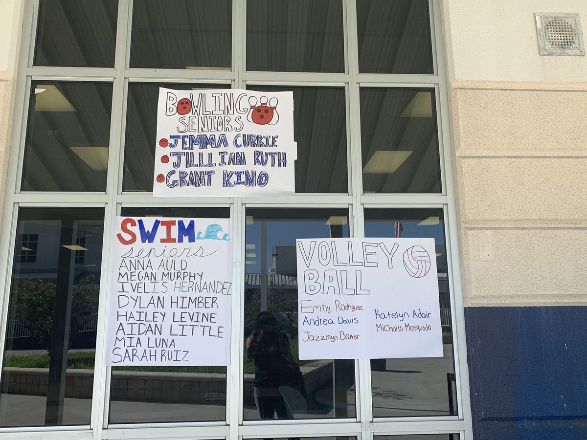 ForestHillSga's tweet image. Join us in the courtyard as we celebrate our Fall Sport Falcon Seniors at lunch today! #fallsports #seniors #funlunch