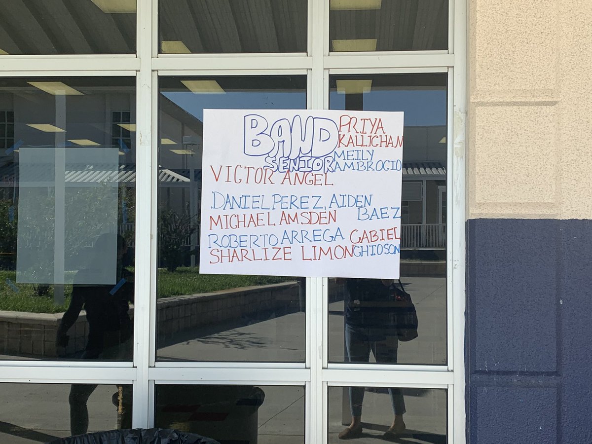 ForestHillSga's tweet image. Join us in the courtyard as we celebrate our Fall Sport Falcon Seniors at lunch today! #fallsports #seniors #funlunch