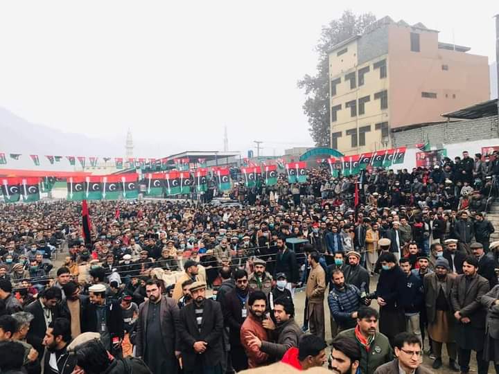 SiddiqKhanlhail's tweet photo. چیئرمین پاکستان پیپلز پارٹی بلاول بھٹو زرداری کو انتخابی مہم سے روکنے پر آج شاہی پولو گراؤنڈ گلگت میں ہونے والے جلسہ احتجاجی مظاہرے میں تبدیل۔
#GilgitMainTeerChlega
#GBElections2020
@MumtazBikakPPP @BBhuttoZardari @BakhtawarBZ @Liaquataskani1 @Shameer_PPP_ @NadiaKhanPPP https://t.co/xTzd76OSRC