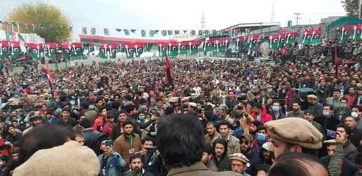 SiddiqKhanlhail's tweet photo. چیئرمین پاکستان پیپلز پارٹی بلاول بھٹو زرداری کو انتخابی مہم سے روکنے پر آج شاہی پولو گراؤنڈ گلگت میں ہونے والے جلسہ احتجاجی مظاہرے میں تبدیل۔
#GilgitMainTeerChlega
#GBElections2020
@MumtazBikakPPP @BBhuttoZardari @BakhtawarBZ @Liaquataskani1 @Shameer_PPP_ @NadiaKhanPPP https://t.co/xTzd76OSRC