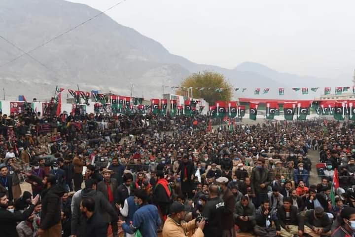 SiddiqKhanlhail's tweet photo. چیئرمین پاکستان پیپلز پارٹی بلاول بھٹو زرداری کو انتخابی مہم سے روکنے پر آج شاہی پولو گراؤنڈ گلگت میں ہونے والے جلسہ احتجاجی مظاہرے میں تبدیل۔
#GilgitMainTeerChlega
#GBElections2020
@MumtazBikakPPP @BBhuttoZardari @BakhtawarBZ @Liaquataskani1 @Shameer_PPP_ @NadiaKhanPPP https://t.co/xTzd76OSRC