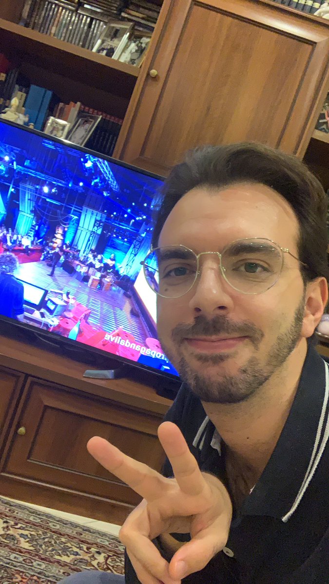 zephuro's tweet photo. Saluti dalla quarantena. Firmato: un medico di Pronto Soccorso positivo #propagandalive https://t.co/2xEz7kxymG