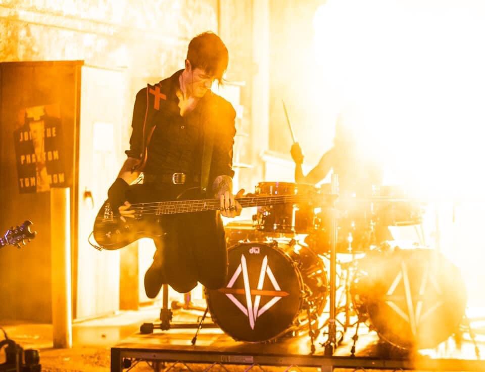 BrasilLovesBvb's tweet photo. Scarlet Cross 🔥 #BlackVeilBrides #bvbarmy #phantomtomorrow https://t.co/Dr7kjnbIwE