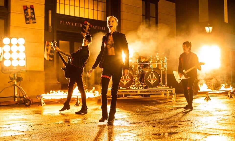 BrasilLovesBvb's tweet photo. Scarlet Cross 🔥 #BlackVeilBrides #bvbarmy #phantomtomorrow https://t.co/Dr7kjnbIwE