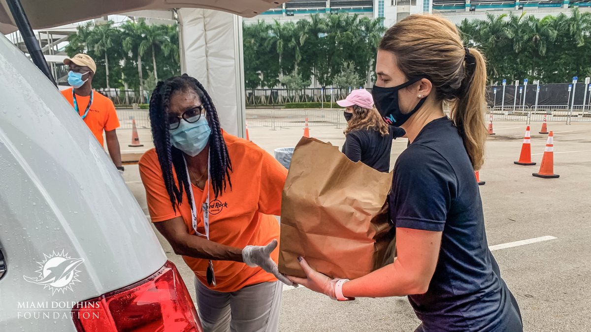 FinsOffTheField's tweet photo. Thanks to @MiamiDolphins #FootballUnites partner @HistoryMiami for volunteering with us this morning and distributing 1,000 #DolphinsMeals to the @CityofMiaGarden community! https://t.co/T08IN0TZ30