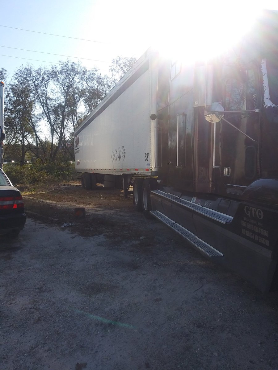 rig_jess's tweet photo. M: if you take the pick-up put your bobtail in my spot so no one takes it.
Me: nah I don't want to drop my trailer but I'll park like I don't know how ππ
#realtruckstuff #trucklife #KNOWTHEDIFFERENCE #WIT2020 https://t.co/q85HkjXnKB