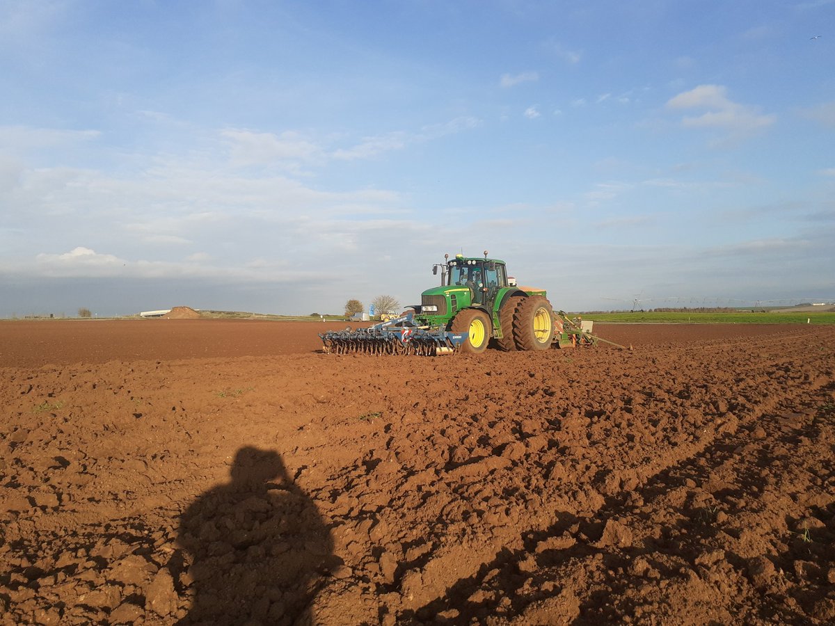 ArnouxGuy's tweet photo. Aujourd'hui semis de blé dur en plaine vendéenne https://t.co/UXwdRNZIP5
