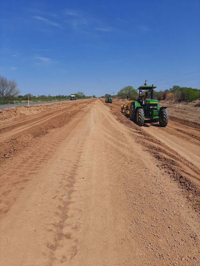 ArnoldoWiens's tweet photo. Hoy se dió la Orden de Inicio formal para los trabajos de reconstrucción y mantenimiento del Lote 7 de la Ruta Transchaco (km 450 - 525). Inmediatamente las maquinas de @edbconstruccion en pista!! #compromisohistorico @MaritoAbdo @mopcparaguay https://t.co/sG88Xbx0qe