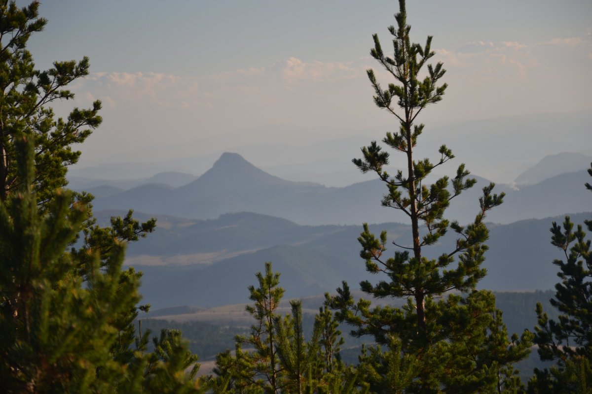 fabianvendrig's tweet photo. #FiftyShadesofGrey #Serbian style: some views from the top of #Tornik (alt 1496 a.s.m.l) south of the (ugly) #Zlatibor town. Found a cool place for a coffee (not posh and super friendly service) and enjoyed the views with my wife. #Serbia🇷🇸 #Servië #Balkan #Mountains #DinaricAlps https://t.co/DZvvDFf1Ey