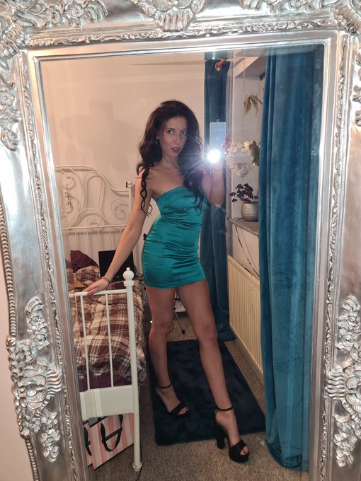 All dressed up.... to sit in the living room! #Lockdown2 https://t.co/cehhXU7jdj<a href="/tag/lockdown2"class="tags"><span>#lockdown2</span></a>