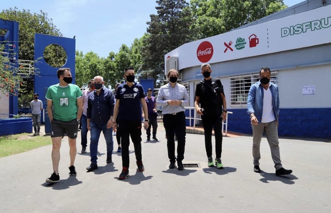Encuentro en el Polideportivo de Vélez para darle inicio formal a las actividades de los equipos que disputarán la Liga Femenina tras la autorización del Gobierno de la Ciudad de Buenos Aires. 

River - Boca - Vélez- MUPOL - Ferro - San Lorenzo 💪🏻🏐
