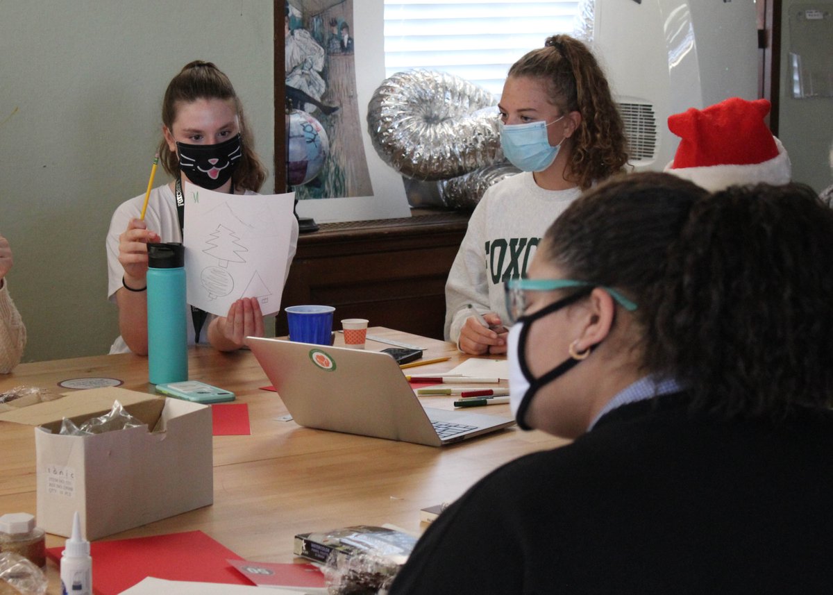 FoxcroftSchool's tweet image. Foxcroft Service Organization hosted a holiday card making session in the Art Room today. What a thoughtful thing to do on #WorldKindnessDay!