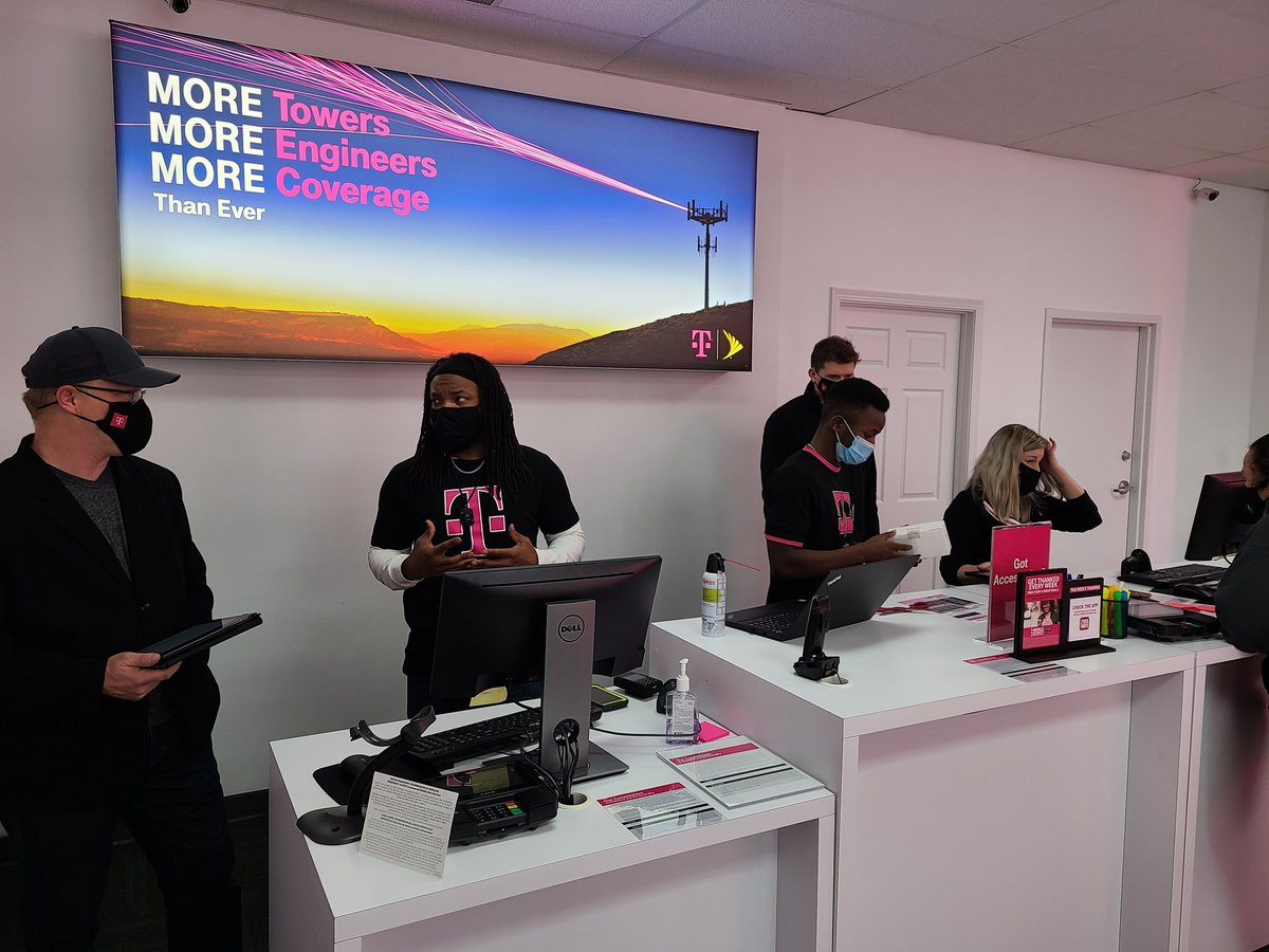 iScottSwag's tweet photo. #TakingCareofBusiness with @JSavaraTmo at the Universal Wireless in Kalamazoo, MI. #ImmersionDay 
@davidmutinda @EmStefan23 @krisspragg @Chris_Pieri_cp @mattoc52 @Carballo_Nick https://t.co/Z31ynSQqC4
