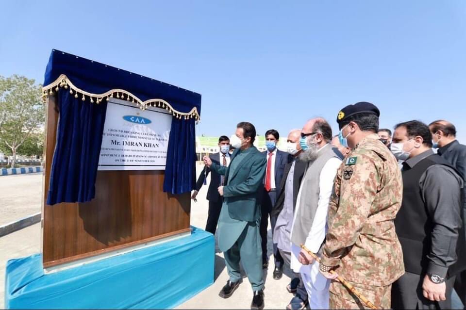 PTIBaluchistan's tweet image. During his visit to Turbat, Balochistan, Prime Minister Imran Khan performed groundbreaking of the upgradation project of Turbat International Airport.

#PMIK #PakistanMakingProgress 🇵🇰