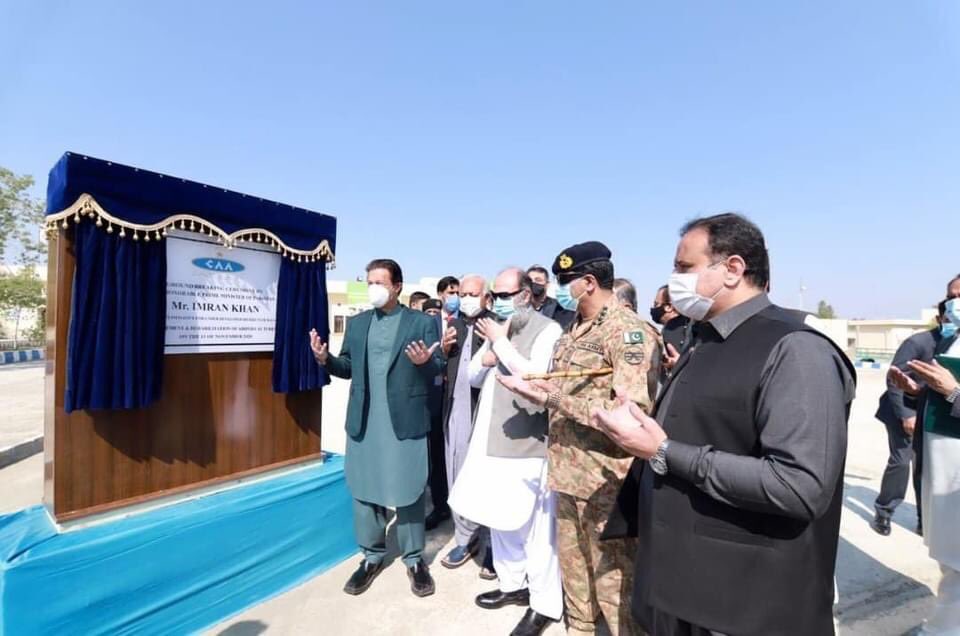 PTIBaluchistan's tweet image. During his visit to Turbat, Balochistan, Prime Minister Imran Khan performed groundbreaking of the upgradation project of Turbat International Airport.

#PMIK #PakistanMakingProgress 🇵🇰