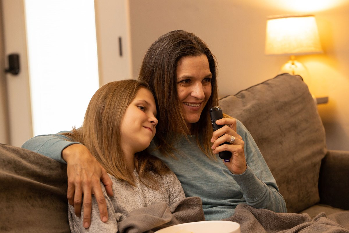 Roku's tweet photo. ✨ #SWEEPSTAKES ALERT ✨

In the spirit of #WorldKindnessDay, we're giving away a #Roku Ultra for you and a friend! 👭 

To enter for the chance to win, reply with the person you'd most like to gift a new Roku player. 🎁 https://t.co/WMcSD72UkS