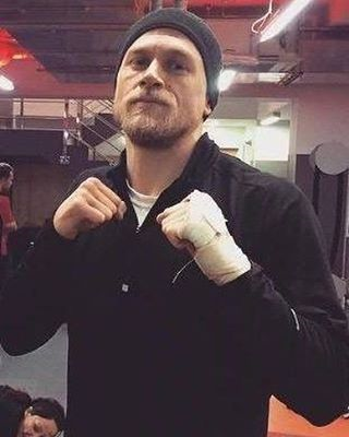 akkoakko2's tweet photo. Charlie Hunnam - Boxing https://t.co/rq1sC5gCAJ