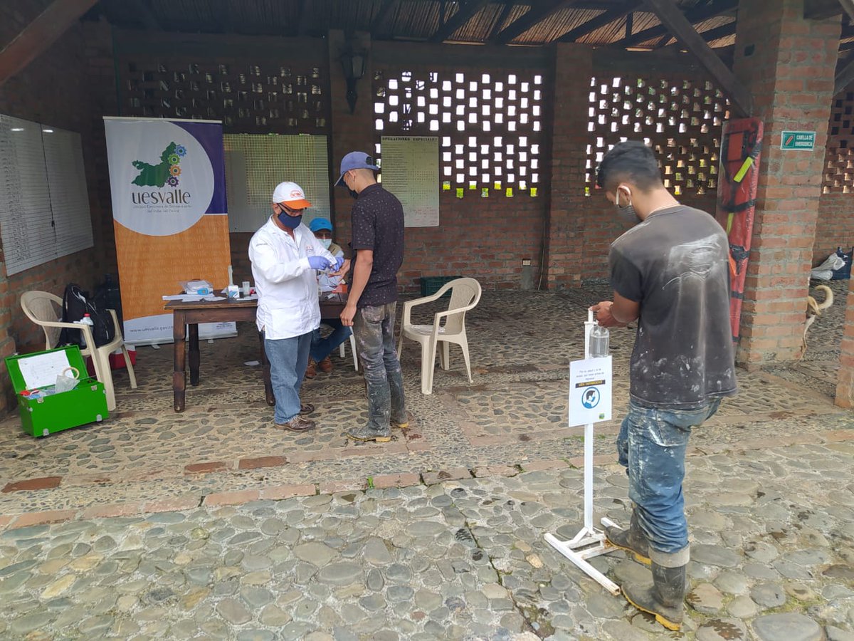 ues_valle's tweet photo. Finalizó con éxito la jornada de vacuanción antirábica a caninos y felinos, pruebas de colinesterasa, educación sanitaria y una recolección final de 1.200 Kg. de envases que contenían agroquÍmicos en #Trujillo🍃🚮.
@GobValle
@smurfitkappa
#Umata
#LaRochela
#EMATV https://t.co/cL2On5QZFZ