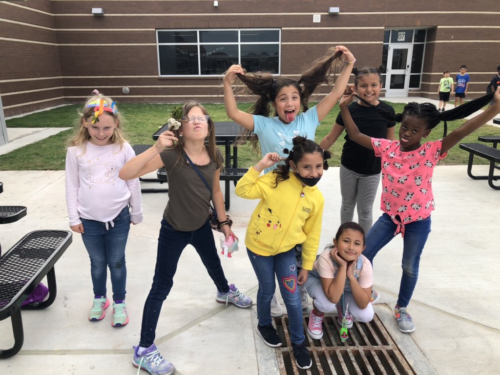 MrsNavarro_CE's tweet photo. Spreading kindness like crazy! We had so much fun today! #worldkindnessday2020 #CEexpress https://t.co/l30EBQQ98g