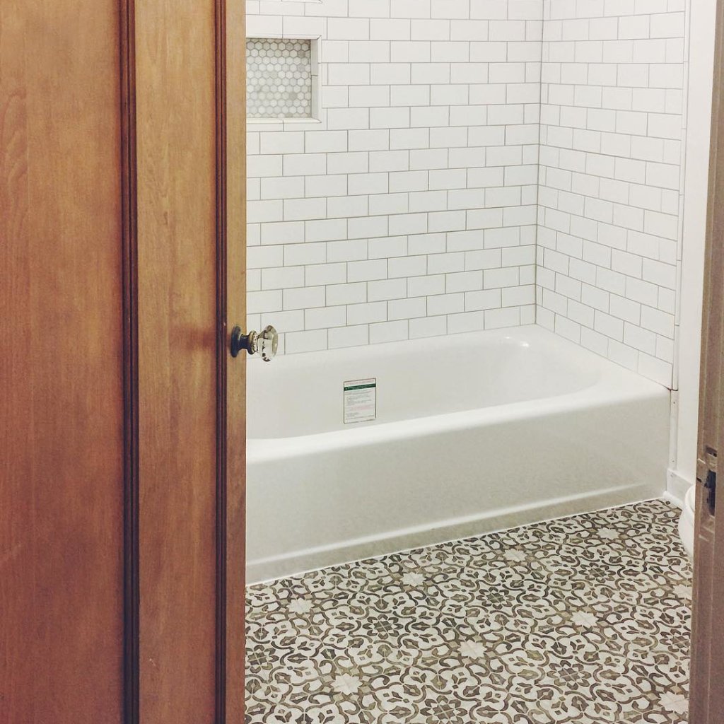 1st_flooring's tweet photo. Filigree, a luxury vinyl sheet design by @ManningtonFloor's, is a weathered, #handpainted pattern that delivers both vintage and elegance. https://t.co/sGpKJNPrl3 https://t.co/Qjcgt1vetU