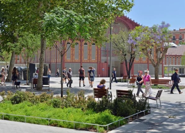 BrentToderian's tweet image. “In central Barcelona, 1 in 3 streets will soon become ‘green axes’ that prioritize people on foot &amp;amp; bikes instead of cars. On those streets, 21 intersections will be converted to public squares, so no one is more than around 650 feet from a small park.”

fastcompany.com/90574899/barce…