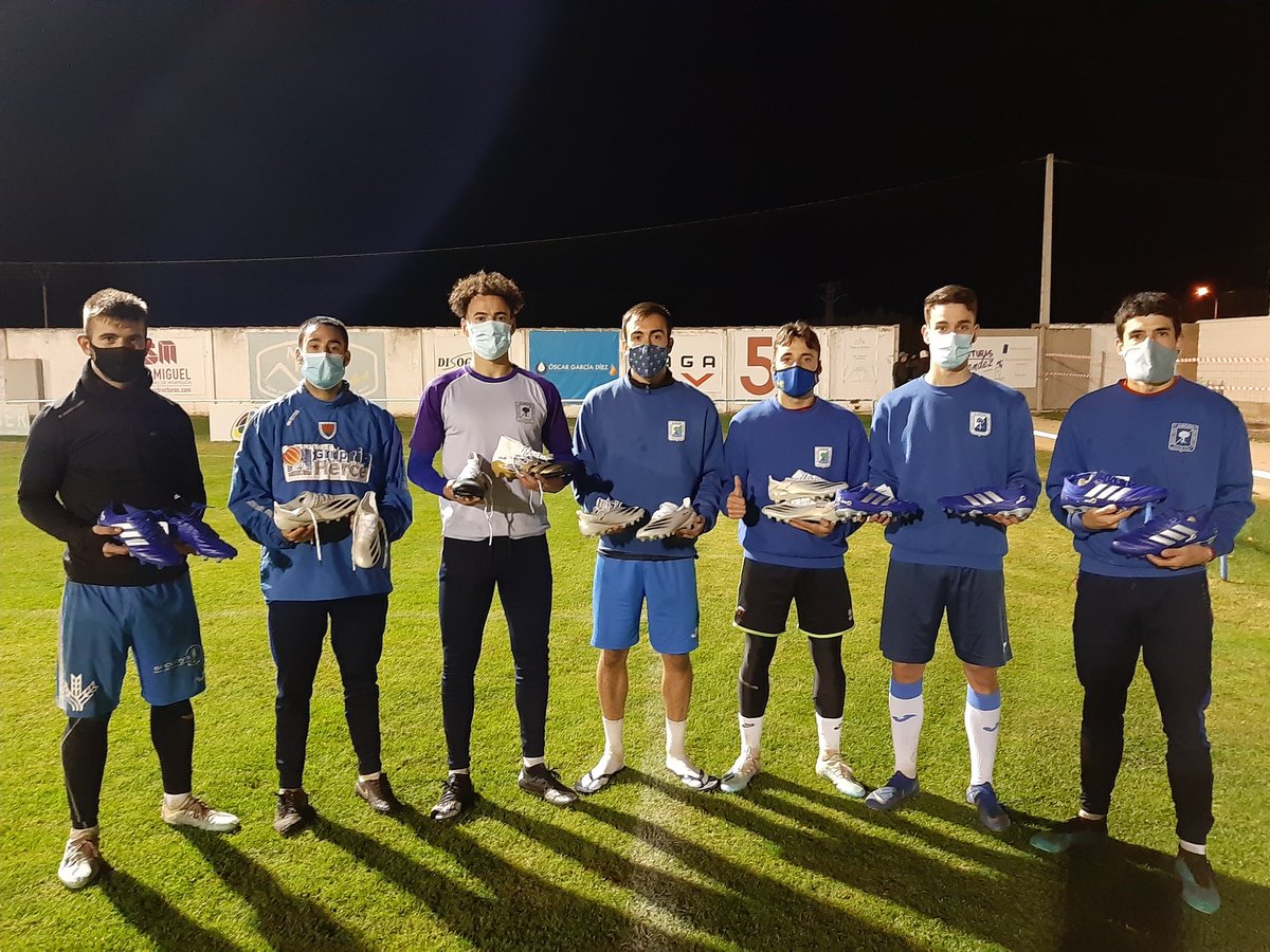 d93mtz's tweet photo. ¡Preparados para otra temporada más! Muchas gracias @afefutbol
@piojojht 👏⚽️
#AFECerca
#ConLasBotasPuestas https://t.co/zsrfZAot9A