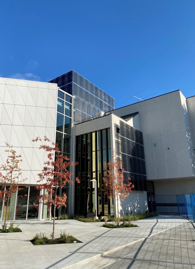 SkyFireEnergy's tweet photo. This week's array is 21 kWs of vertical modules on the Okanagan College Health Sciences Building in Kelowna, B.C. The upper modules act as a mechanical screen to hide the rooftop equipment making this solar array both beautiful and functional. #okanagancollege #bcsolar #kelowna https://t.co/ztSJaZdeMq