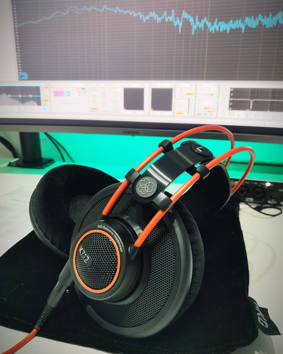 AKGaudio's tweet photo. Hear every detail of your mix and experience your tracks through award-winning #AKG sound. #K712PRO studio headphones deliver every precise note of your recording sessions—whether working at home or in the studio. Thanks to IG fan adrigrapa for sharing! ➡ https://t.co/0ukK8Coaxr https://t.co/Qwdcm4hOQ1