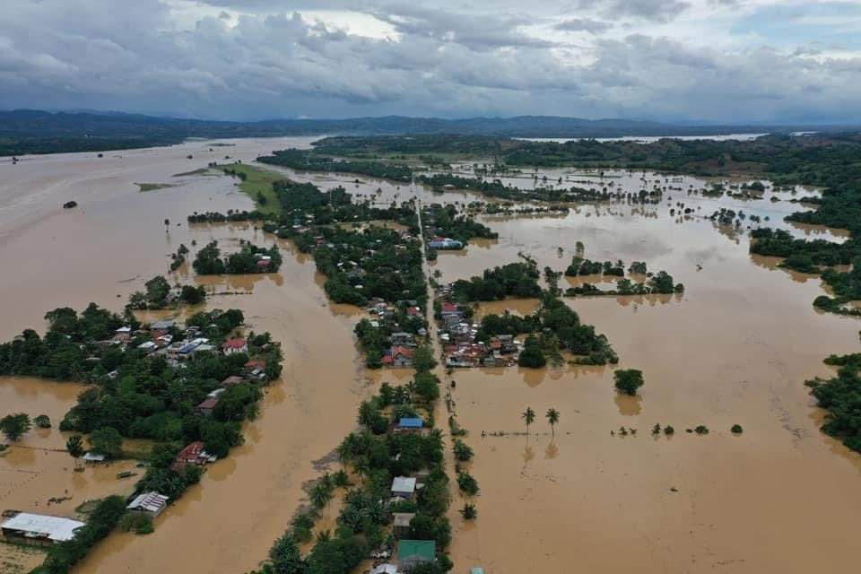 _idkshn's tweet photo. IF YOU SEE THIS TWEET , PLEASE HELP THEM REACH THE MEDIA ATTENTION. 
OUR FELLOWMEN IN CAGAYAN &amp; ISABELA NEED OUR HELP. THE HOMES IN LOW-LYING AREAS ARE NOW FULLY SUBMERGED. 
#CagayanNeedsHelp https://t.co/K8hPtSDFcI