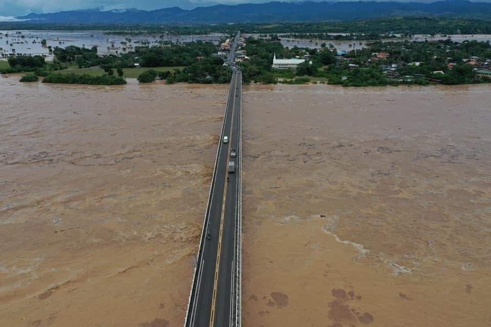 _idkshn's tweet photo. IF YOU SEE THIS TWEET , PLEASE HELP THEM REACH THE MEDIA ATTENTION. 
OUR FELLOWMEN IN CAGAYAN &amp; ISABELA NEED OUR HELP. THE HOMES IN LOW-LYING AREAS ARE NOW FULLY SUBMERGED. 
#CagayanNeedsHelp https://t.co/K8hPtSDFcI