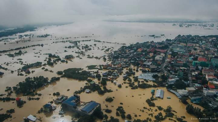 _idkshn's tweet photo. IF YOU SEE THIS TWEET , PLEASE HELP THEM REACH THE MEDIA ATTENTION. 
OUR FELLOWMEN IN CAGAYAN &amp; ISABELA NEED OUR HELP. THE HOMES IN LOW-LYING AREAS ARE NOW FULLY SUBMERGED. 
#CagayanNeedsHelp https://t.co/K8hPtSDFcI