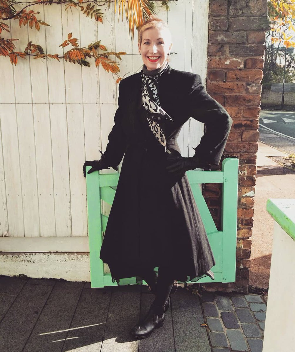 fashionnatascha's tweet photo. 💚 #fashionfriday #CC41 edition 💚
Black wool 1940's Utility coat with embroidered lapels
#secondhandfind Grey Charter Club cashmere sweater, grey & black leopardprint silk scarf, black tulle skirt Nana's wardrobe, black leather Sara Berman gloves #sustainablefashion https://t.co/wPgjRQ9FSB