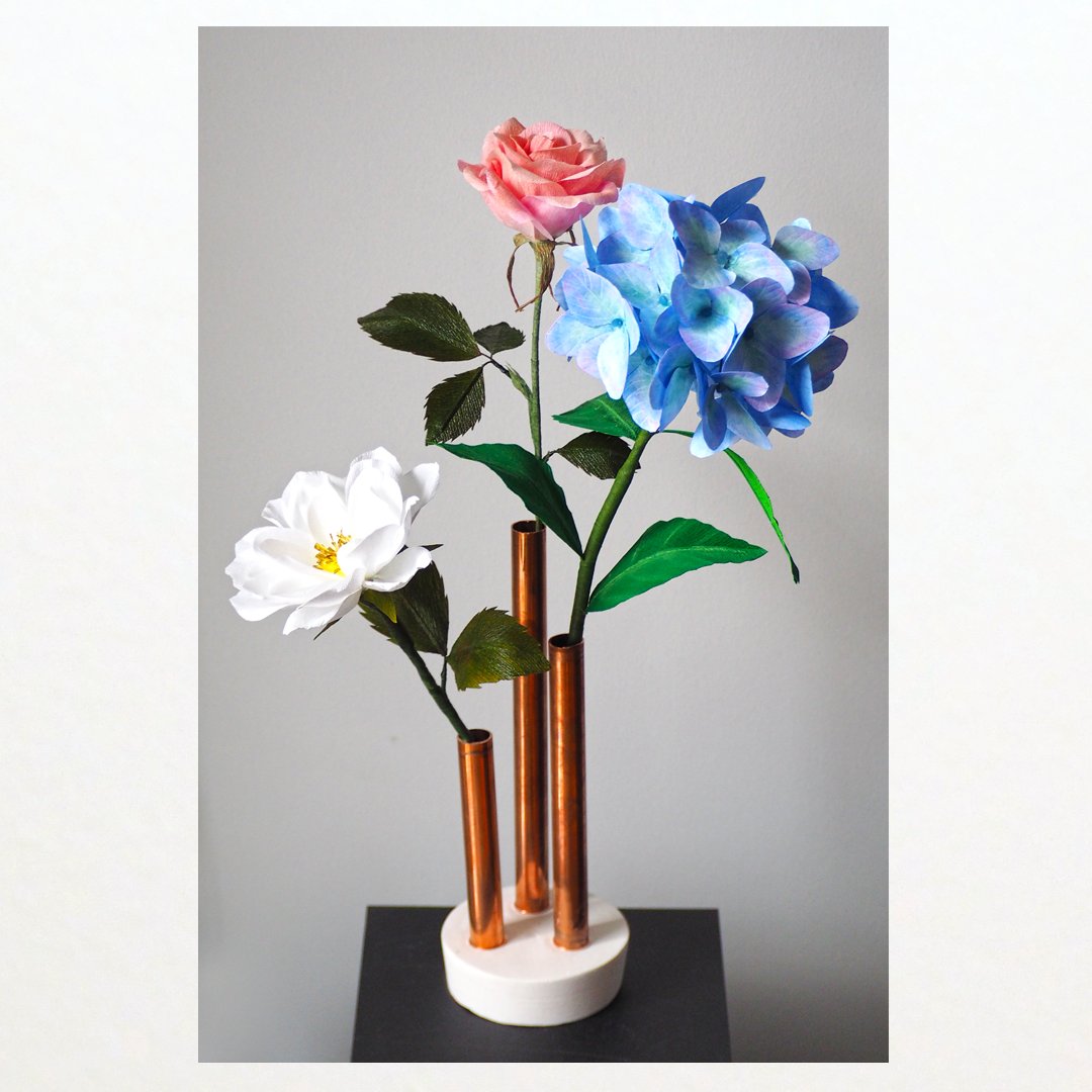 la_bouture's tweet photo. [EN]
I am creating vases to enhance my paper flowers! I'm testing copper, cement, plaster of Paris and wood (first try this weekend).
When do you think? Do you like it?

#labouturemtl #papercrafts #flowers #floralart #botanical #floralartist #flowerpaper #flowerdecoration #nature https://t.co/cAheQwImSx